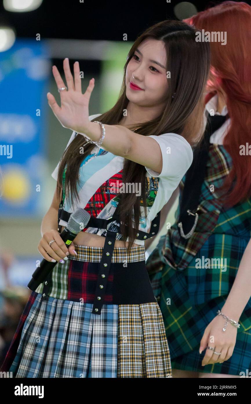 Los Angeles, Kalifornien - 20. August 2022: Kim Dayeon, Mitglied der südkoreanischen Mädchengruppe Kep1er, tritt in KCON Los Angeles 2022 auf. Stockfoto