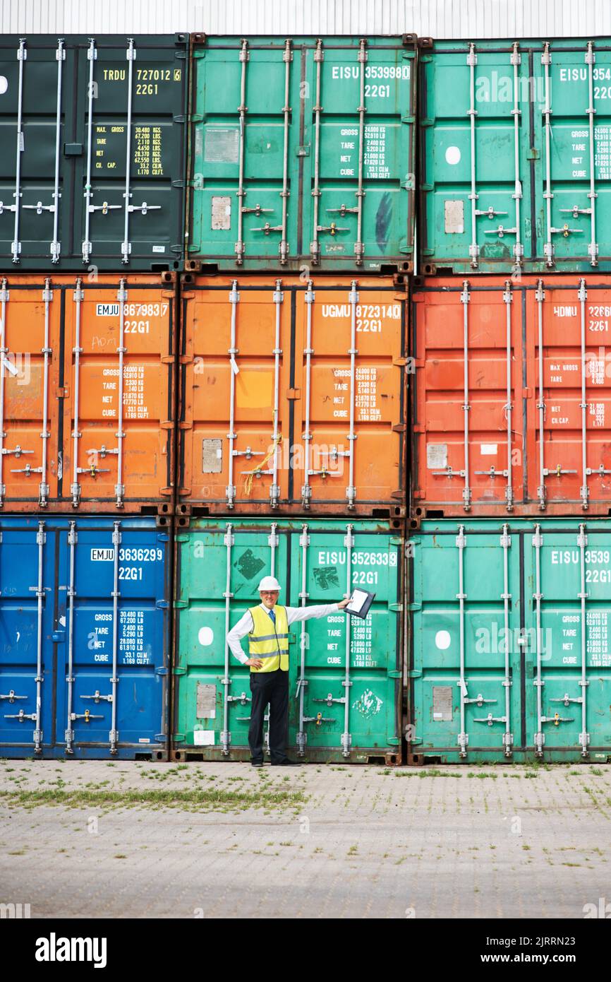 Logistikmitarbeiter in der Schifffahrt oder Manager eines Containerladens in einem Hafen, der in der Sicherheit des globalen Seefrachttransports arbeitet. Ladung bereit für Stockfoto