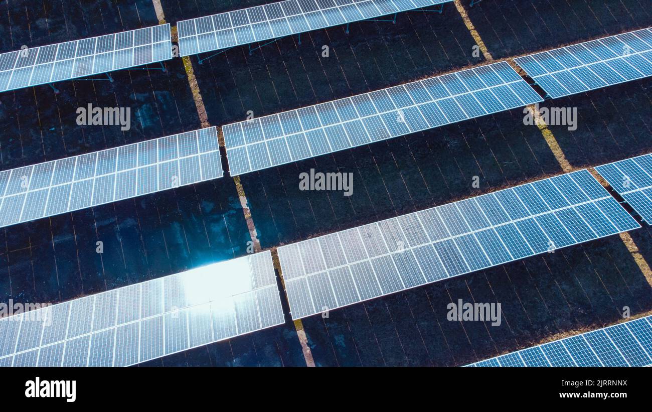 Photovoltaikkraftwerk. Solarpanel, Photovoltaik, alternative Stromquelle - Konzept der nachhaltigen Ressourcen Stockfoto