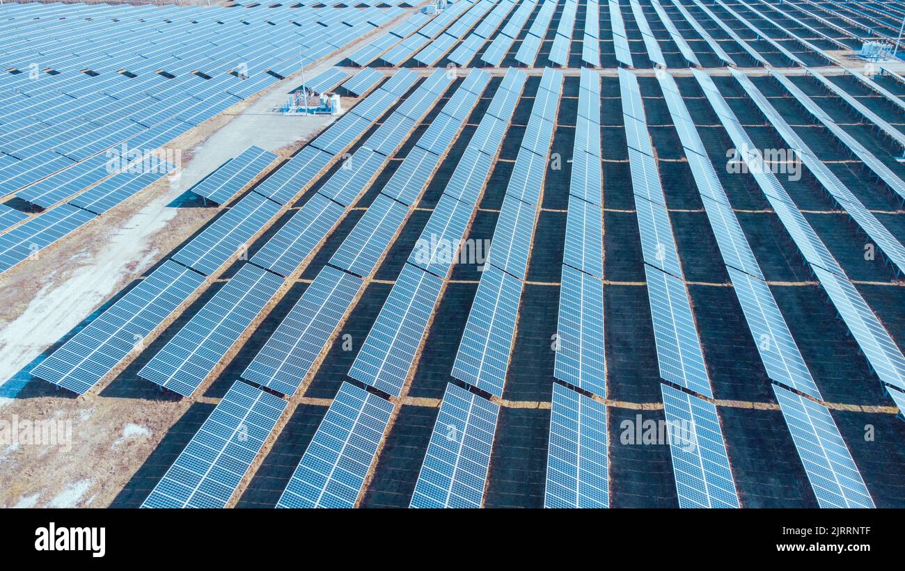 Luftaufnahme : Blue Solar Farm, Sonnenkollektoren Stockfoto