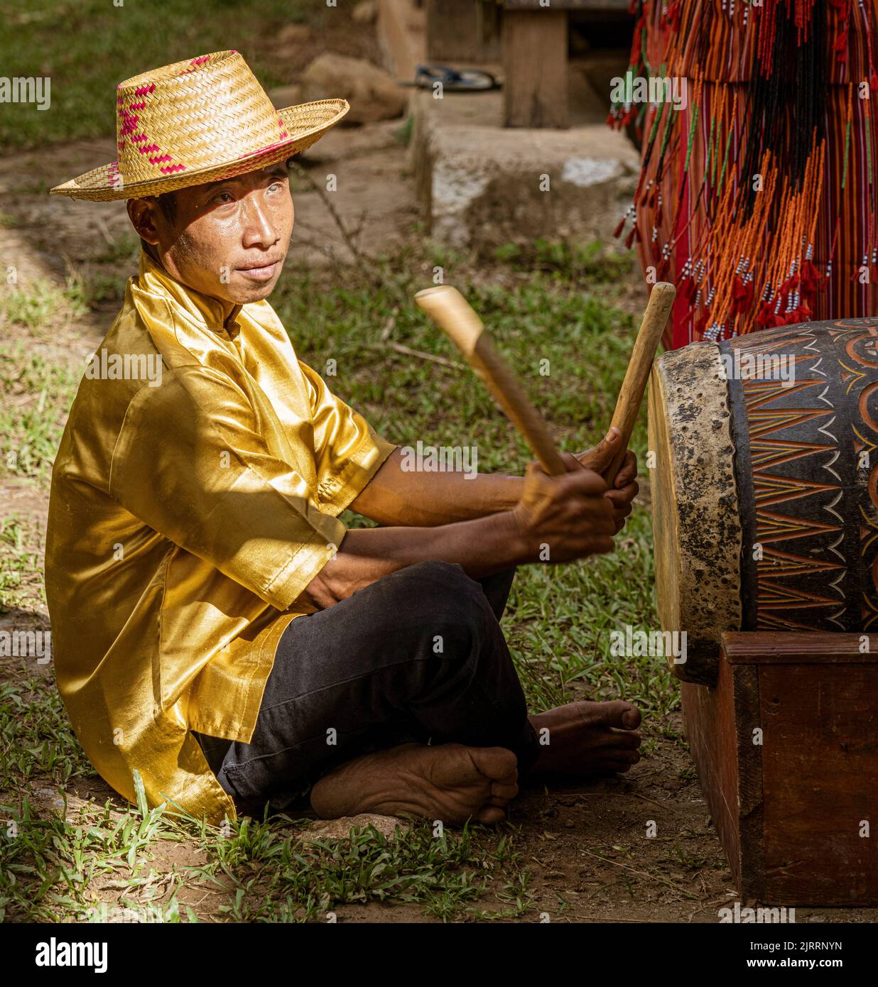 Indonesien, 13 2022. Juni - Junge Männer schlagen eine Trommel zur Unterstützung einer Tanzzeremonie. Stockfoto