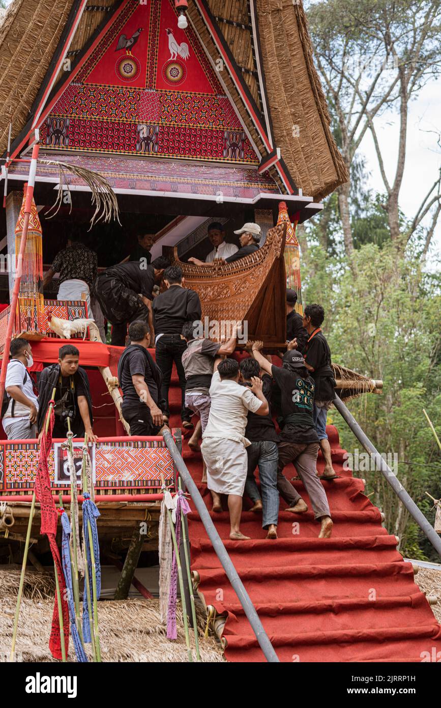 Indonesien, 13 2022. Juni - Casket wird eine Treppe hoch getragen, um dem Begräbnisfest vorzustehen. Stockfoto