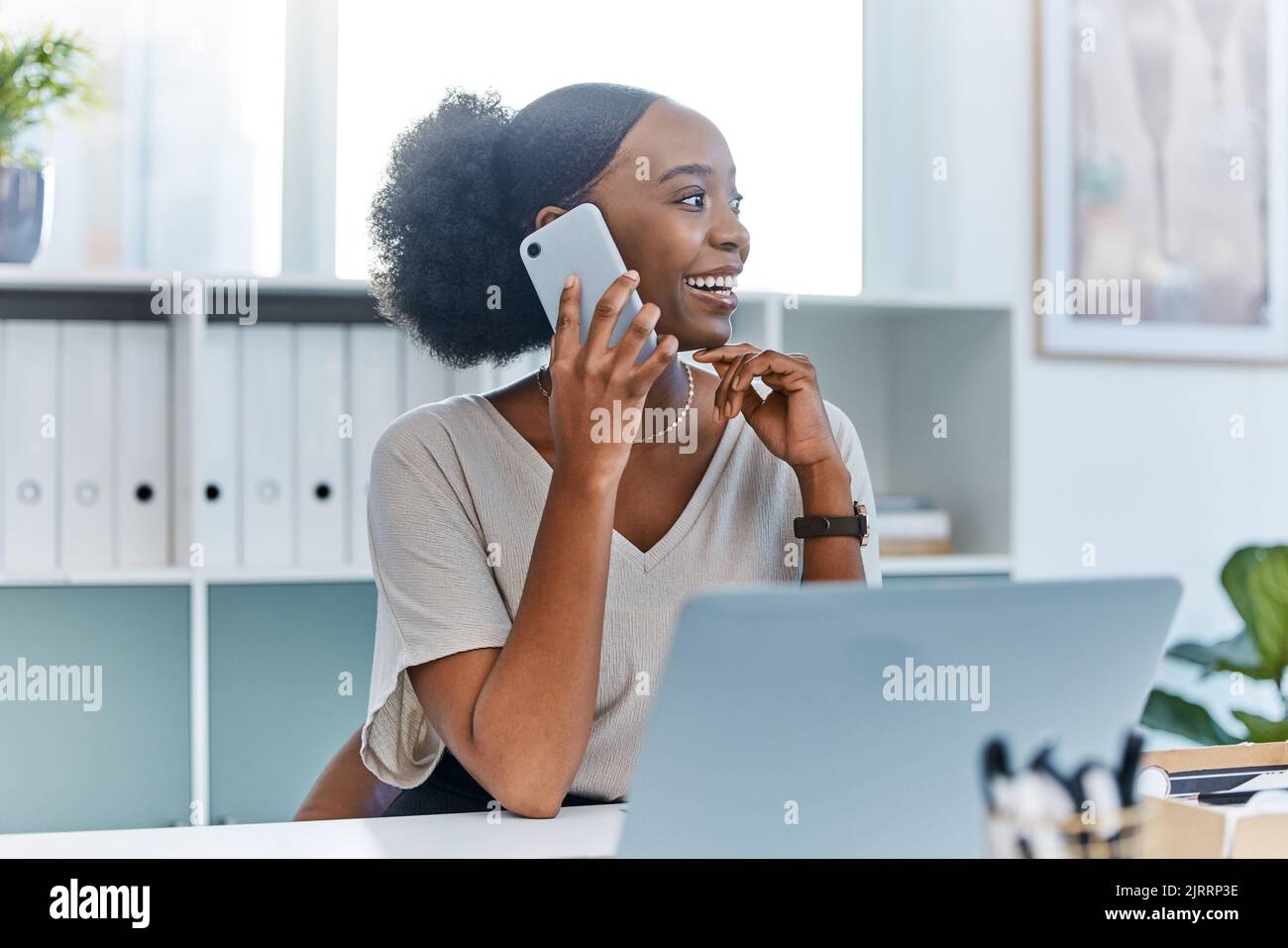 Schwarze Frau auf dem Smartphone oder Telefonat im Büro im Gespräch mit dem Firmenleiter über den Unternehmenserfolg. Glückliche Geschäftsfrau oder -Chefin auf 5G Stockfoto