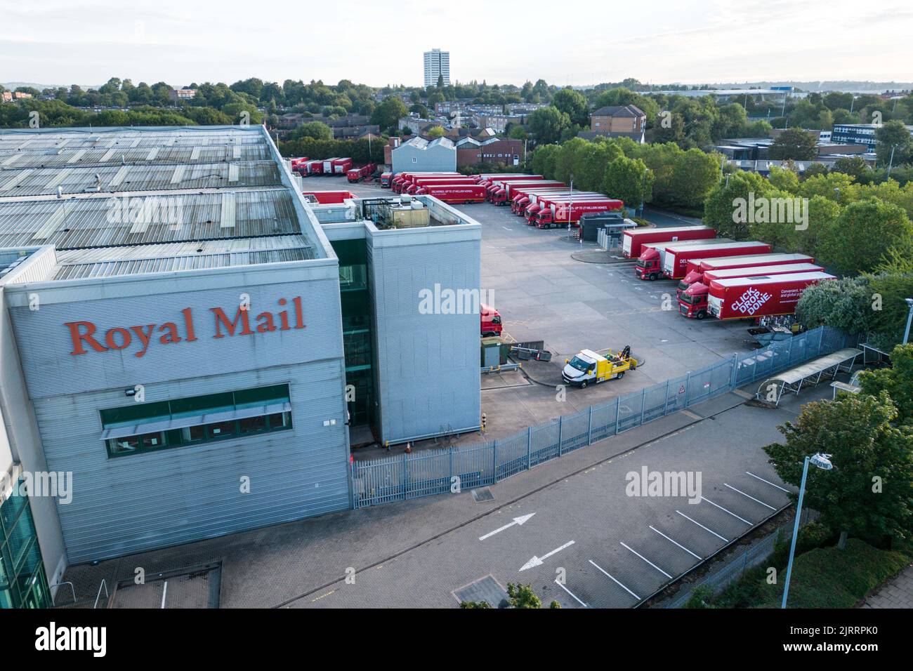 St Stephens Street, Birmingham August 26. 2022 - Mitglieder der Royal Mail Line sind im Postcenter von Birmingham in der St Stephens Street im Stadtteil Newtown unterwegs, als über 100.000 Mitarbeiter wegen Lohnstreitigkeiten streiken. Einige Mitarbeiter wurden dabei beobachtet, wie sie Lastwagen durch die Streiklinien in das Depot fuhren, zusammen mit den Agenturfahrern, die die Lastwagen zu ihren Zielen brachten. Quelle: Scott CM/Alamy Live News Stockfoto