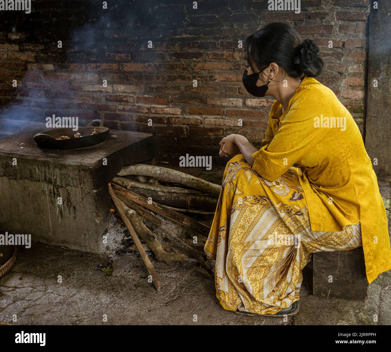 Indonesien, 13 2022. Juni - eine Frau röstet ihren privaten Kaffee über einem Holzofen. Stockfoto