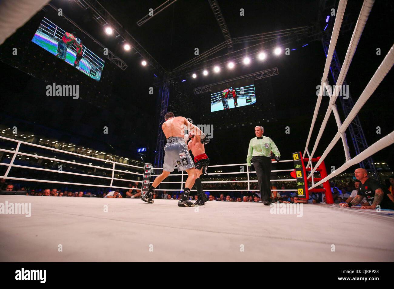 Während des Boxkampfes zwischen Florian Marku und Miguel parra um WBC gewichtet Welter Silber interim, am 25. August 2022 im Air Albania Stadium in Tira Stockfoto