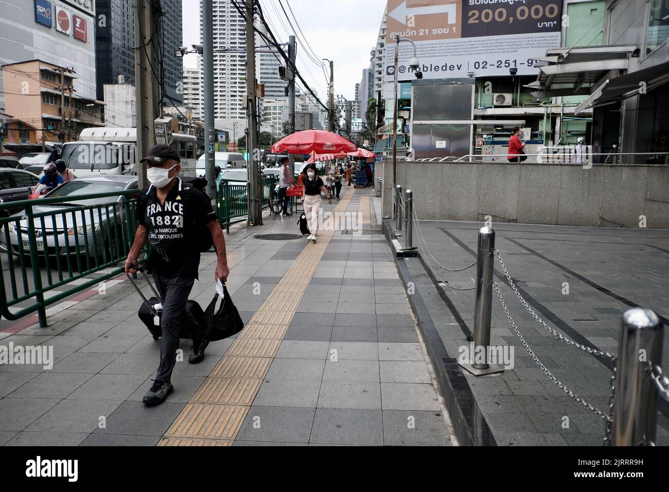 Fußgänger zu Fuß auf Soi Asoke Bangkok Thailand Stockfoto