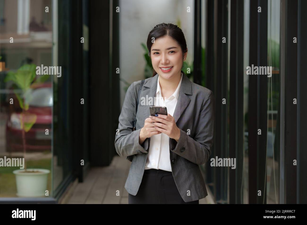 Eine Geschäftsfrau vervollständigt KYC mithilfe eines Online-Banking-Programms, um ein digitales Sparkonto zu eröffnen. Die Definition von Cyber-Sicherheit. Stockfoto