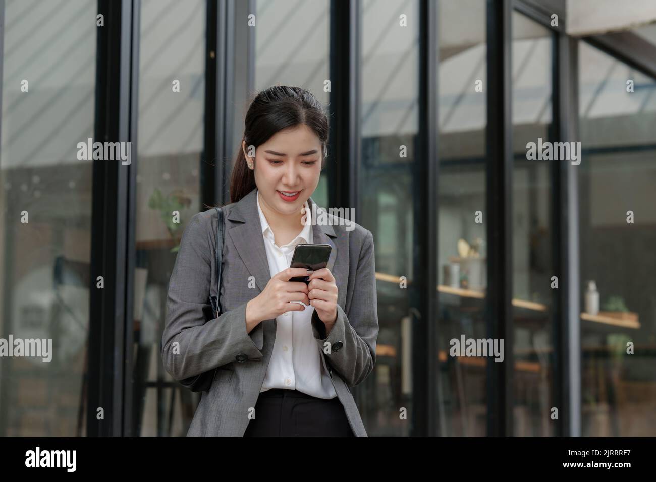 Eine Geschäftsfrau vervollständigt KYC mithilfe eines Online-Banking-Programms, um ein digitales Sparkonto zu eröffnen. Die Definition von Cyber-Sicherheit. Stockfoto