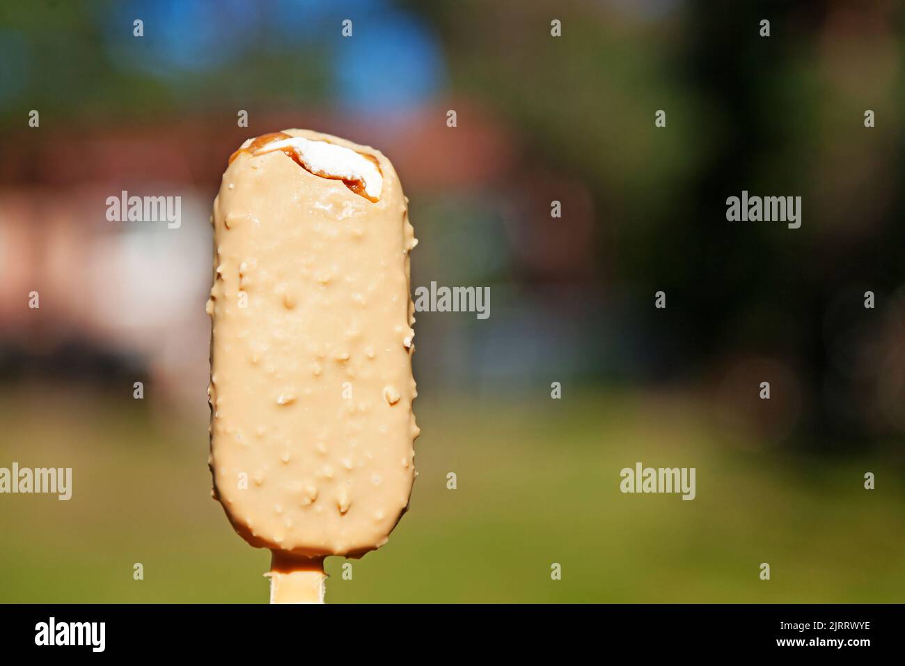 Eis mit Karamell-, Vanille- und Schokoladengeschmack Stockfoto