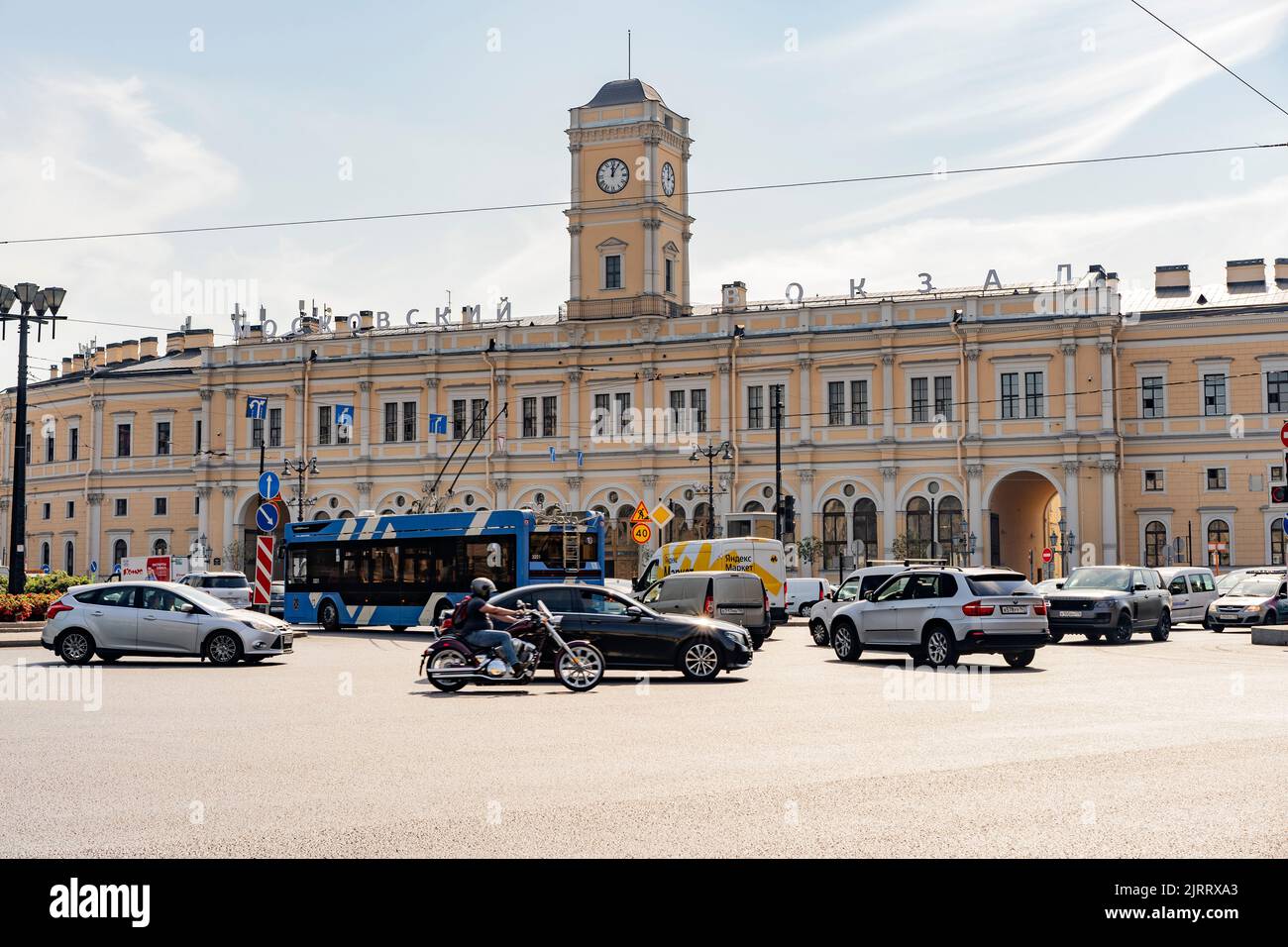 St. petersburg Russland Newski Aussicht, Moskovsky Bahnhof, Stadtverkehr Editorial. 18,08. 2022 Uhr 15:05 Stockfoto