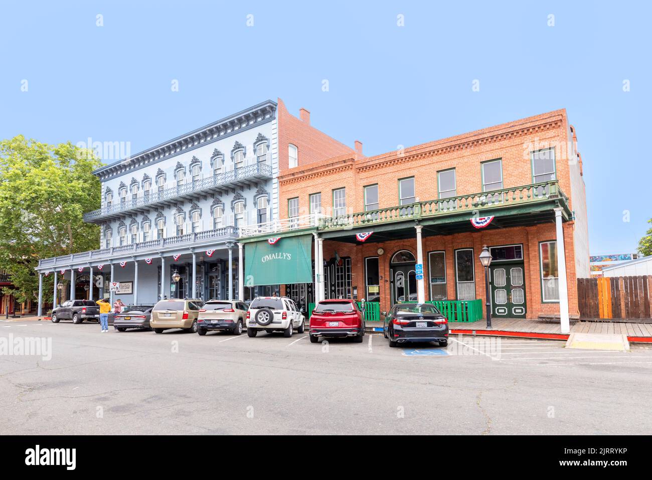 Sacramento, USA - 4. Juni 2022: Straße der Altstadt Sacramento mit historischen Häusern. Stockfoto
