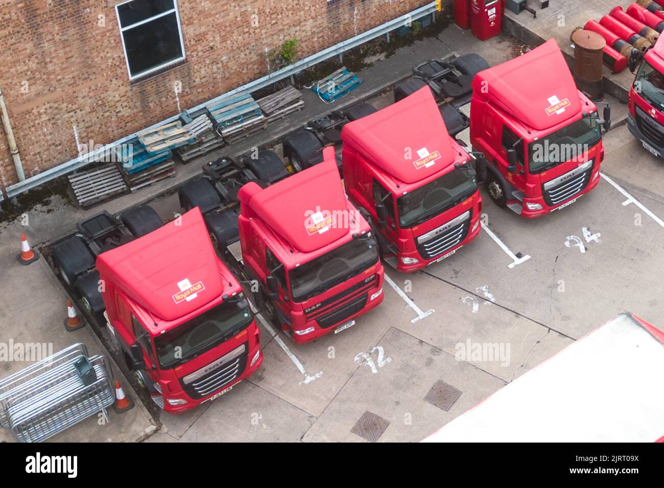 St Stephens Street, Birmingham August 26. 2022 - im Postcenter von Birmingham in der St Stephens Street in Newtown der Stadt gibt es nicht genutzte Lastwagen, Lastwagen und Lieferwagen, da über 100.000 Mitarbeiter wegen Lohnstreitigkeiten streiken. Eine kleine Anzahl von Mitarbeitern wurde beobachtet, wie sie Post von einem Lieferwagen und Agenturfahrern sortiert haben, und Mitarbeiter aus Whistl kamen mit wichtigen Lieferungen an. Quelle: Scott CM/Alamy Live News Stockfoto