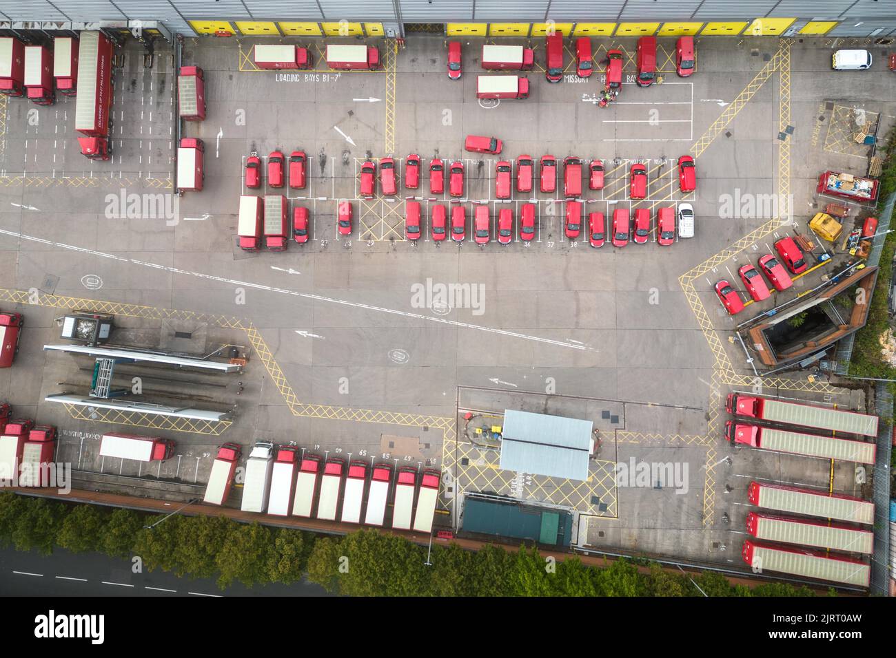 St Stephens Street, Birmingham August 26. 2022 - im Postcenter von Birmingham in der St Stephens Street in Newtown der Stadt gibt es nicht genutzte Lastwagen, Lastwagen und Lieferwagen, da über 100.000 Mitarbeiter wegen Lohnstreitigkeiten streiken. Eine kleine Anzahl von Mitarbeitern wurde beobachtet, wie sie Post von einem Lieferwagen und Agenturfahrern sortiert haben, und Mitarbeiter aus Whistl kamen mit wichtigen Lieferungen an. Quelle: Scott CM/Alamy Live News Stockfoto