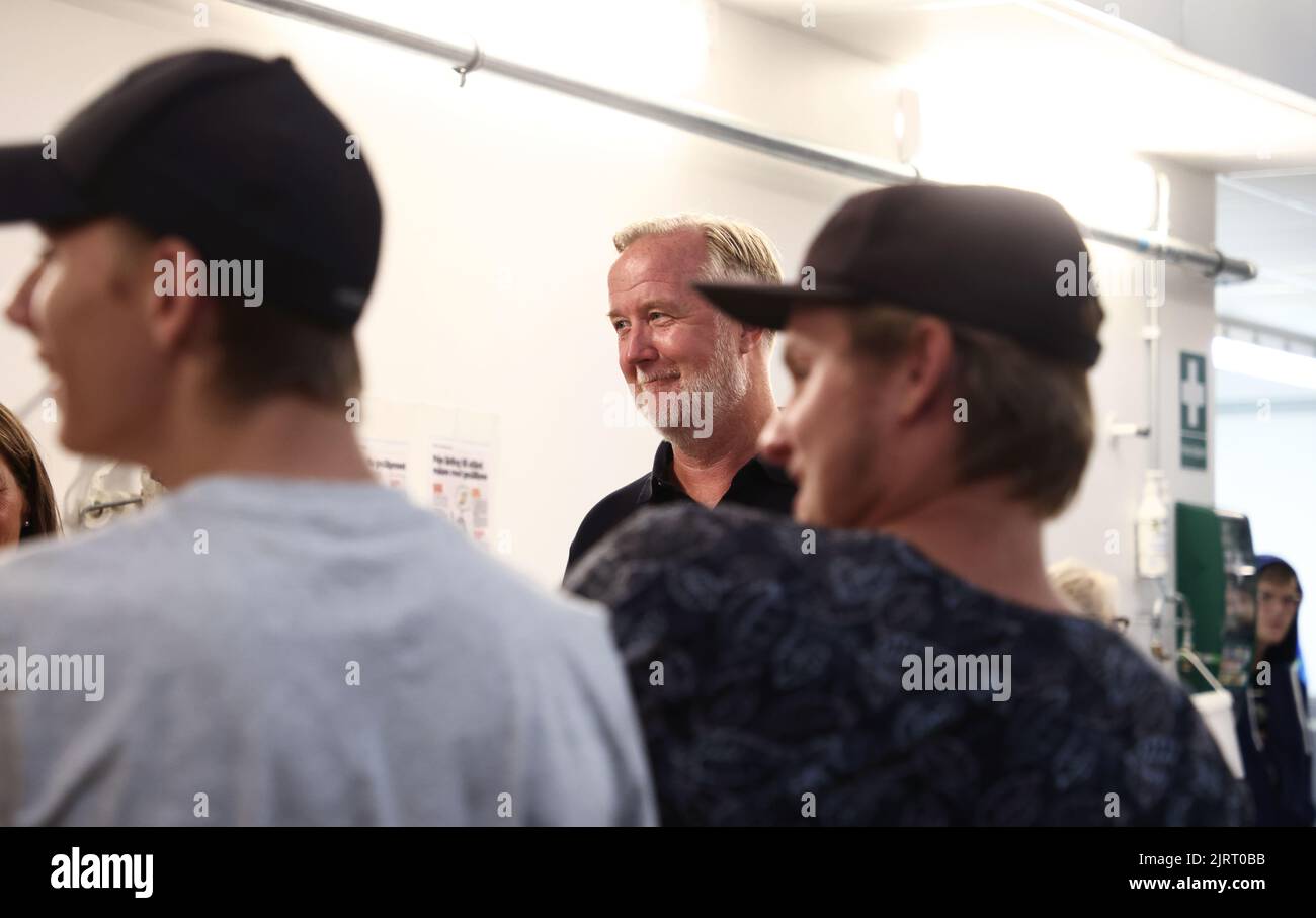 Der liberale Parteivorsitzende Johan Pehrson (l.) besuchte Bråvallagymnasiet, Norrköping, Schweden, anlässlich der Schulstarttour der Partei vor den schwedischen Parlamentswahlen im September dieses Jahres. Stockfoto