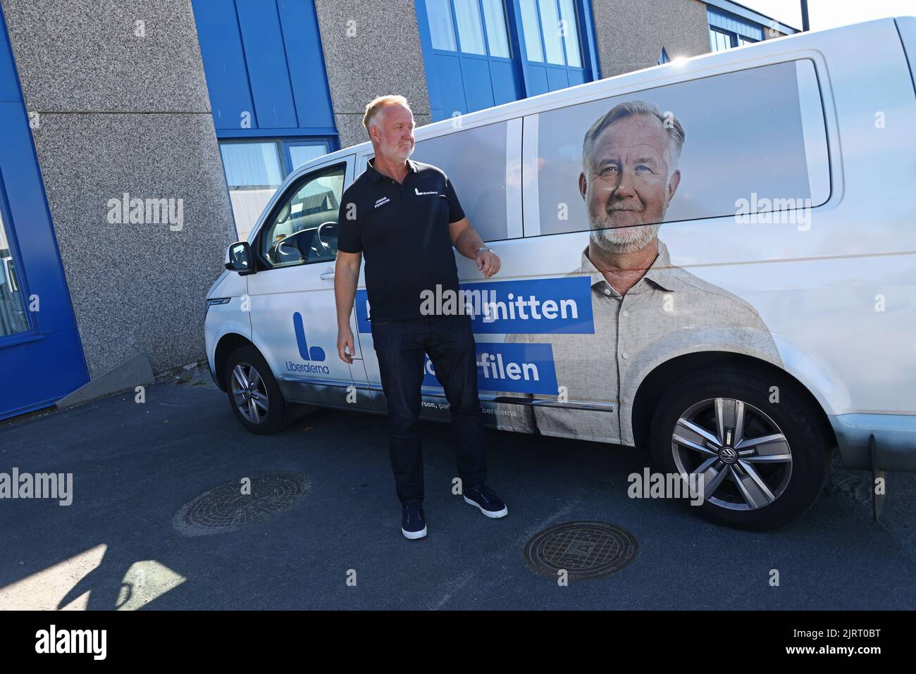 Der liberale Parteivorsitzende Johan Pehrson (l.) besuchte Bråvallagymnasiet, Norrköping, Schweden, anlässlich der Schulstarttour der Partei vor den schwedischen Parlamentswahlen im September dieses Jahres. Stockfoto