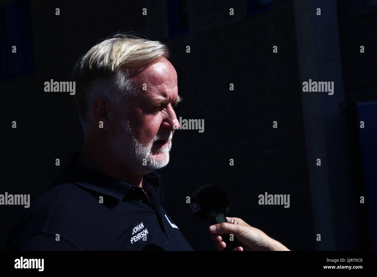 Der liberale Parteivorsitzende Johan Pehrson (l.) besuchte Bråvallagymnasiet, Norrköping, Schweden, anlässlich der Schulstarttour der Partei vor den schwedischen Parlamentswahlen im September dieses Jahres. Stockfoto