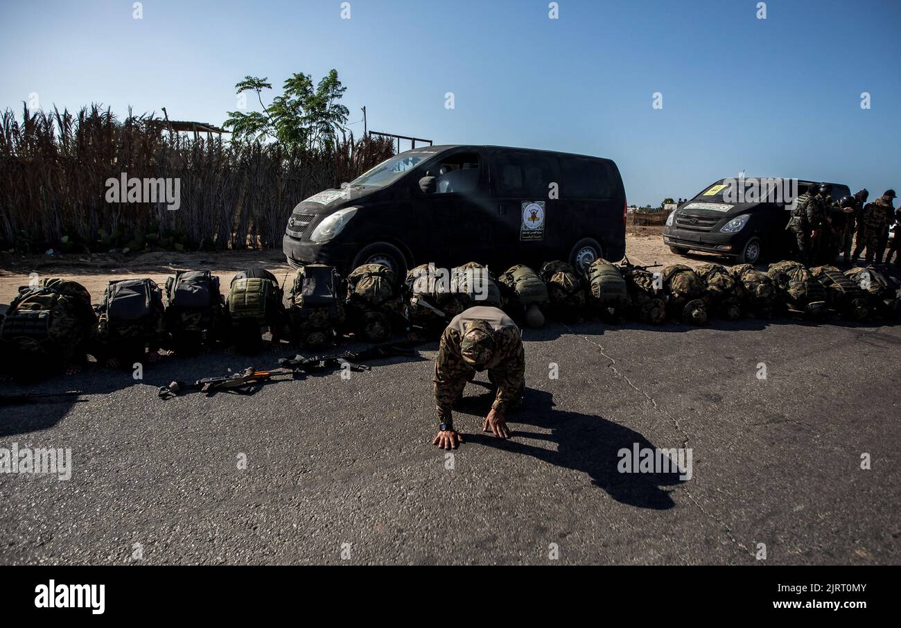 Rafah, Gazastreifen, Palästina. 24. August 2022. Gazastreifen, Palästina. 24. August 2022. Kämpfer der Al-Quds Brigaden, des militärischen Flügels des Islamischen Jihad, beten während einer Militärparade in Rafah im südlichen Gazastreifen. Ein Waffenstillstand zwischen Israel und dem Islamischen Dschihad, der von Ägypten vermittelt wurde, endete am 7.. August, nach drei Tagen israelischer Luftangriffe auf den Gazastreifen gegen die Gruppe des Islamischen Dschihad, die sich durch den Abschuss von Raketen auf Israel vergeltet hatte (Foto: © Yousef Mohammed/IMAGESLIVE via ZUMA Press Wire) Stockfoto