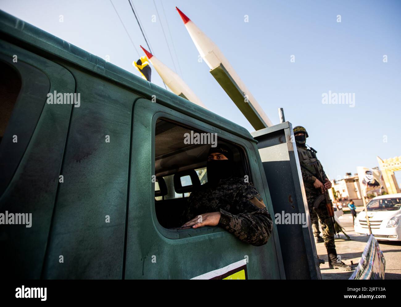 Rafah, Gazastreifen, Palästina. 24. August 2022. Gazastreifen, Palästina. 24. August 2022. Kämpfer der Al-Quds Brigaden, des militärischen Flügels des Islamischen Dschihad, veranstalten eine Militärparade in Rafah im südlichen Gazastreifen. Ein Waffenstillstand zwischen Israel und dem Islamischen Dschihad, der von Ägypten vermittelt wurde, endete am 7.. August, nach drei Tagen israelischer Luftangriffe auf den Gazastreifen gegen die Gruppe des Islamischen Dschihad, die sich durch den Abschuss von Raketen auf Israel vergeltet hatte (Foto: © Yousef Mohammed/IMAGESLIVE via ZUMA Press Wire) Stockfoto