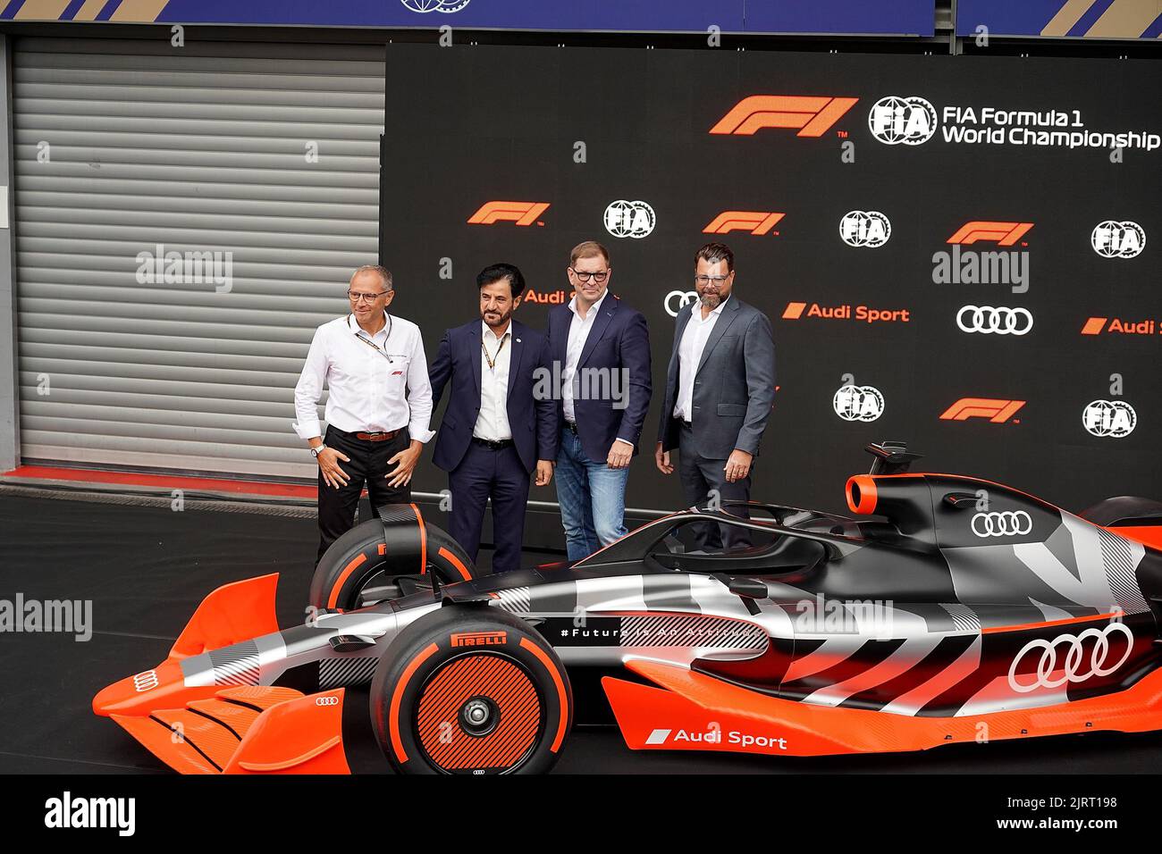 Spa, Belgien. 26. August 2022. Motorsport: Formel-1-Weltmeisterschaft, großer Preis von Belgien, Pressekonferenz zum Audi-Eintrag in der Formel 1. L-R: Stefano Domenicali, CEO der Formel 1, Mohammed bin Sulayem, FIA-Präsident, Markus Duesmann, Audi-CTO Oliver Hoffmann. Kredit: Hasan Bratic/dpa/Alamy Live Nachrichten Stockfoto