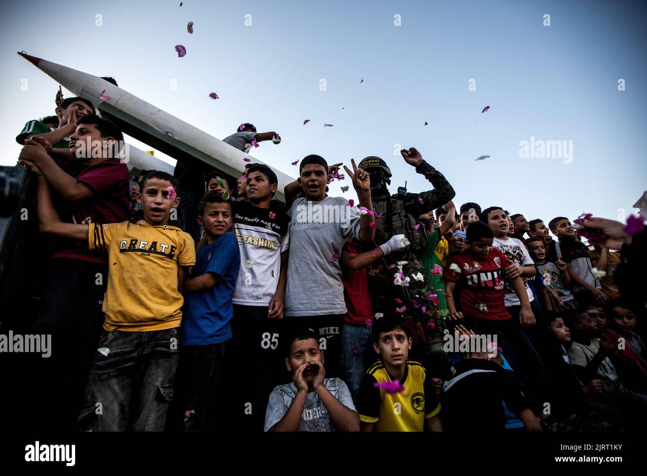 24. August 2022, Rafah, Gazastreifen, Palästina: Gazastreifen, Palästina. 24. August 2022. Kämpfer der Al-Quds Brigaden, des militärischen Flügels des Islamischen Dschihad, veranstalten eine Militärparade in Rafah im südlichen Gazastreifen. Ein Waffenstillstand zwischen Israel und dem Islamischen Dschihad, der von Ägypten vermittelt wurde, endete am 7.. August, nach drei Tagen israelischer Luftangriffe auf den Gazastreifen gegen die Gruppe des Islamischen Dschihad, die sich durch den Abschuss von Raketen auf Israel vergeltet hatte (Foto: © Yousef Mohammed/IMAGESLIVE via ZUMA Press Wire) Stockfoto