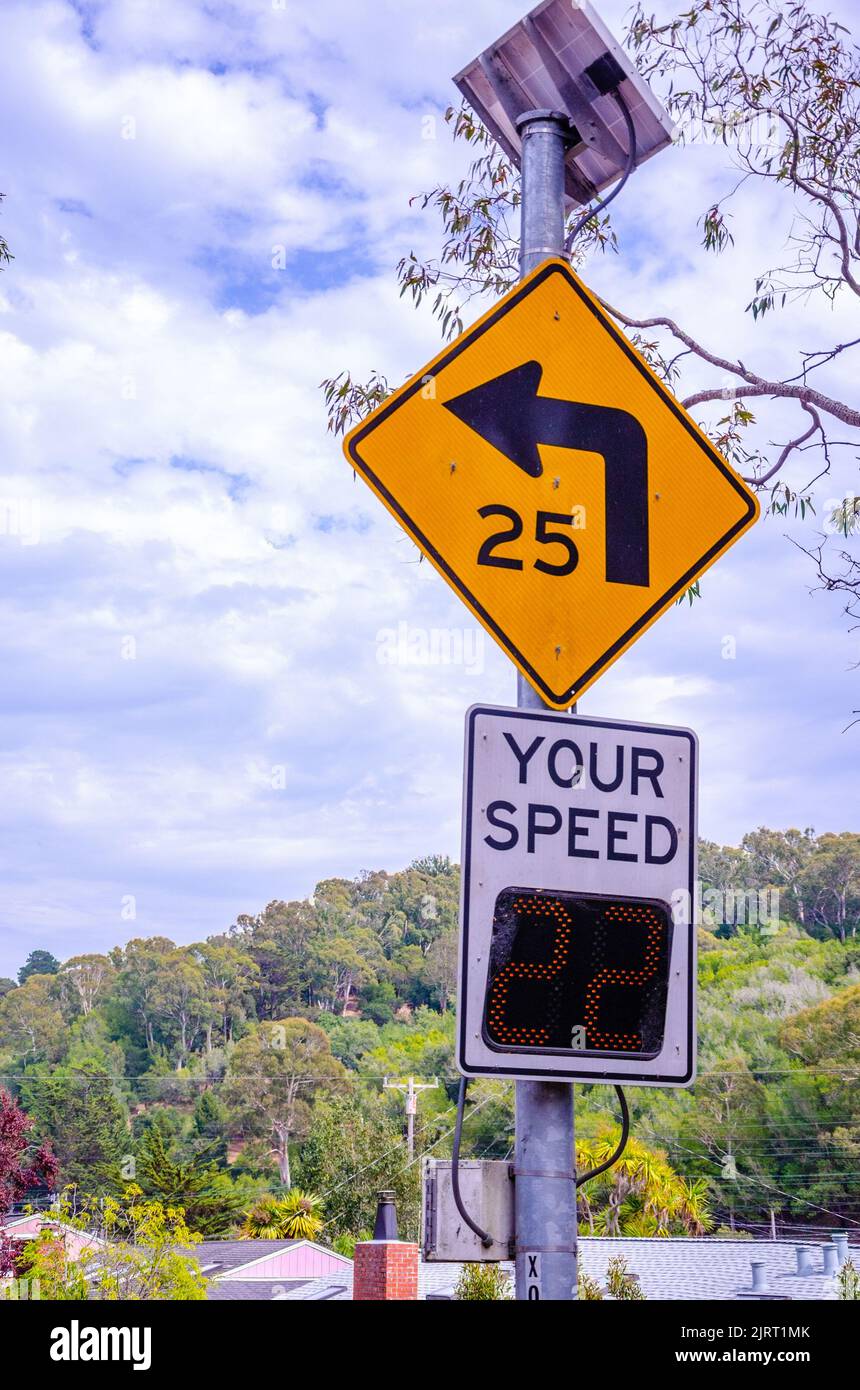 Ein Straßenschild, das auf eine Kurve der Straße und eine Geschwindigkeitsbegrenzung hinweist, und eine Geschwindigkeitskontrolle auf einer Straße in Kalifornien, USA Stockfoto
