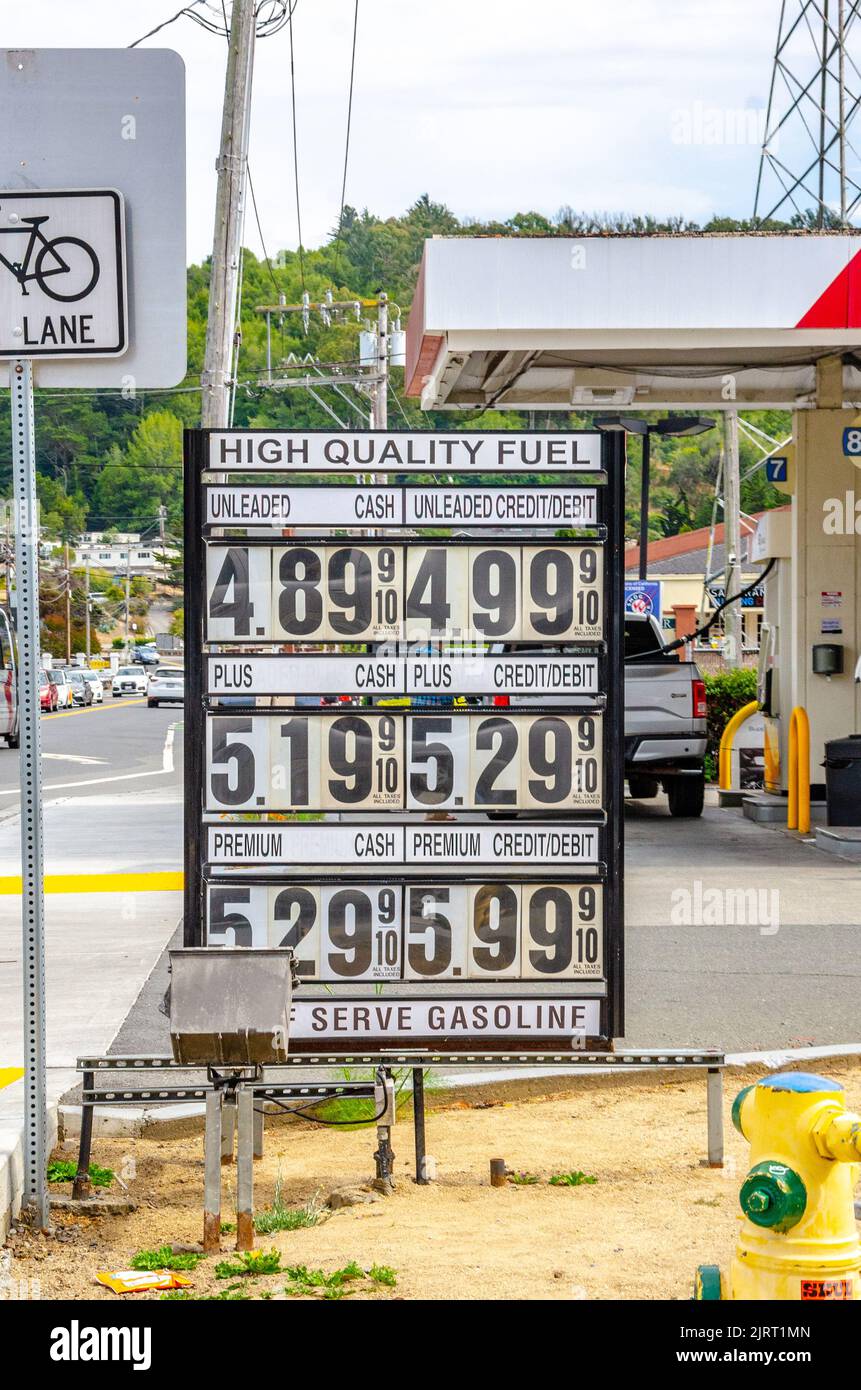 Ein Schild mit den Preisen für Benzin oder Benzin an einer Tankstelle in Kalifornien, USA Stockfoto