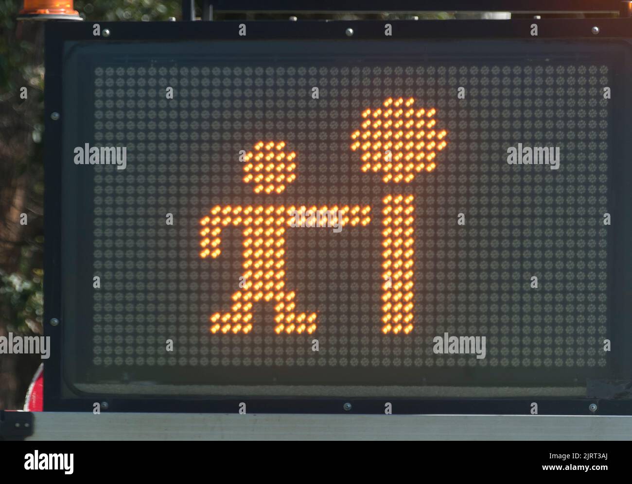 Digitalisierte elektronische Anzeige, die den Mann mit STOPPSCHILD bei Straßenarbeiten in Queensland, Australien, darstellt. Um zu stoppen. Verpixelte Digital Signage. Stockfoto