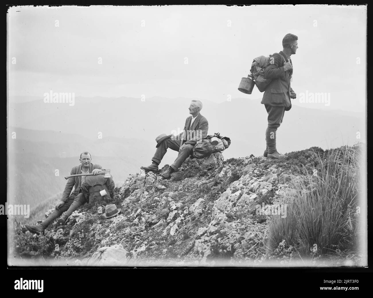 Auf Triangle Knob, südwestlich in Richtung Kapiti Island. Mt. Waiopehu ist hinter Mt. Walker , 05. März 1927, Tararua Range, von Leslie Adkin. Schenkung des Gutsbesitzes der Familie G. L. Adkin, 1964. Stockfoto