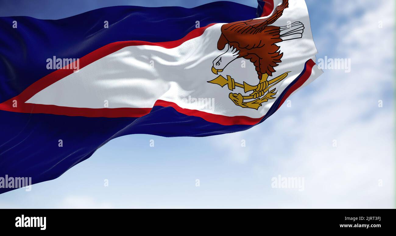 Die amerikanische Samoa Flagge im Wind an einem klaren Tag. American Samoa ist ein nicht eingegliedtes Gebiet der Vereinigten Staaten im Südpazifik OC Stockfoto