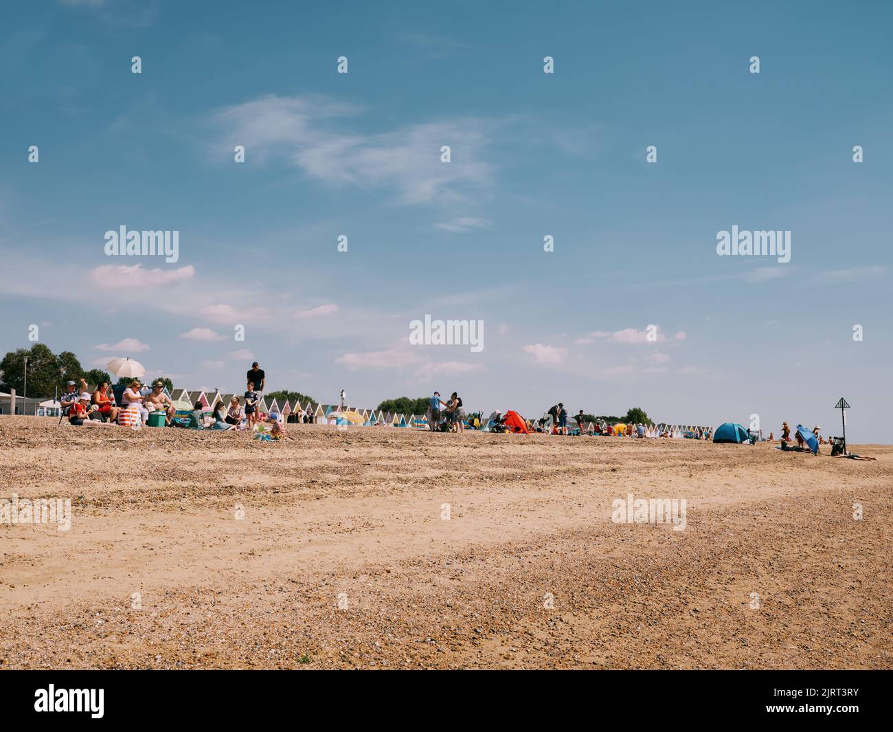 Die Sommerstrandlandschaft mit Touristen genießen einen sonnigen Tag in West Mersea, Mersea Island, Essex, England Großbritannien Stockfoto