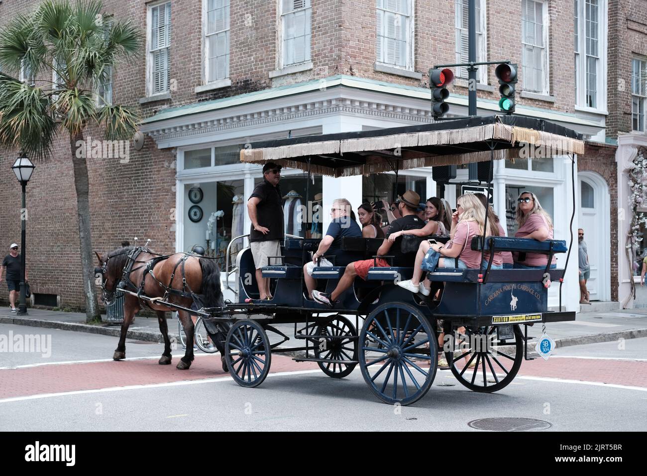 Eine Kutsche mit Touristen in der Stadt Charleston, USA Stockfoto
