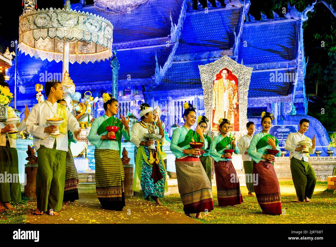Tänzer in traditionellem Lanna-Gewand treten bei der Eröffnung des 'Chiang Mai Unplugged' Festivals im Wat Srisurpan, Chiang Mai Thailand, auf Stockfoto