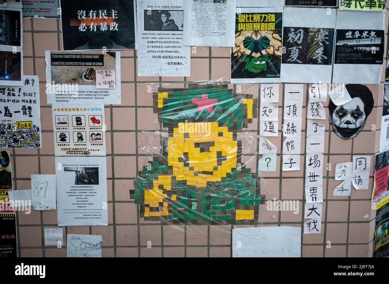 John Lennons Wand mit Plakaten und Schildern, die den Freiheitskampf Hongkongs fordern, drapiert, Und in jüngerer Zeit die Selbstverteidigung der Ukraine gegen Russland unterstützt, die am 26/08/2022 an der NCCU Univercity in Taipei, Taiwan, eingerichtet wurde.Pro-Freedom-Aktivisten, die gegen die Regierung in Peking sind, haben auf einer ähnlichen Mauer, die 1980 in Prag errichtet wurde, den Anstoß genommen. Ursprünglich war die Mauer als eine Möglichkeit gedacht, John Lennon nach seinem Mord Tribut zu zollen. Im Laufe der Zeit wurde es jedoch für die Prager Jugend zu einem Weg, gegen die repressive kommunistische Regierung zu protestieren.von Wiktor Dabkowski Stockfoto