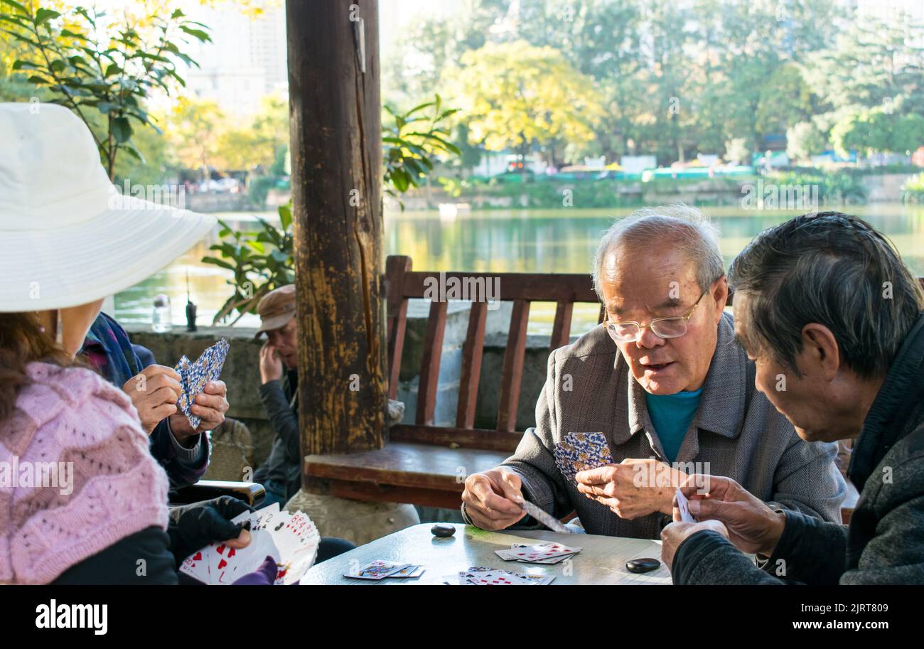 Eine Gruppe älterer Chinesen spielt in Kunming ein Kartenspiel. Stockfoto
