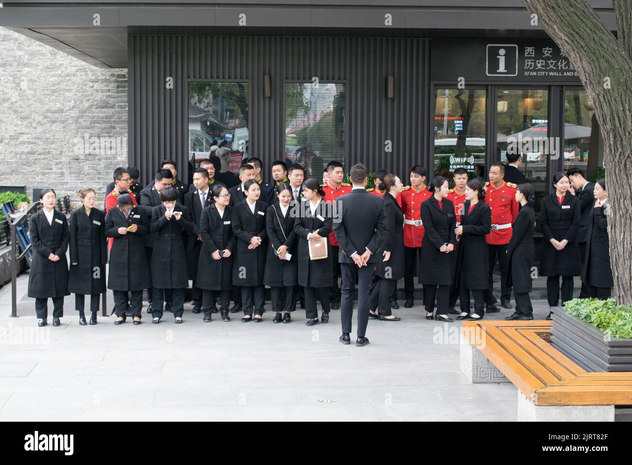 Die Mitarbeiter der Stadtmauer von Xi'an stehen für eine Besprechung vor der Schicht bereit. Stockfoto