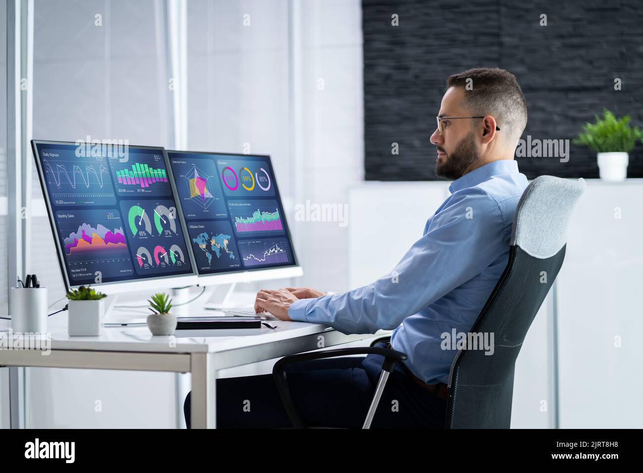 Geschäftsmann, der Analysedaten-KPI-Dashboard-Technologie verwendet Stockfoto