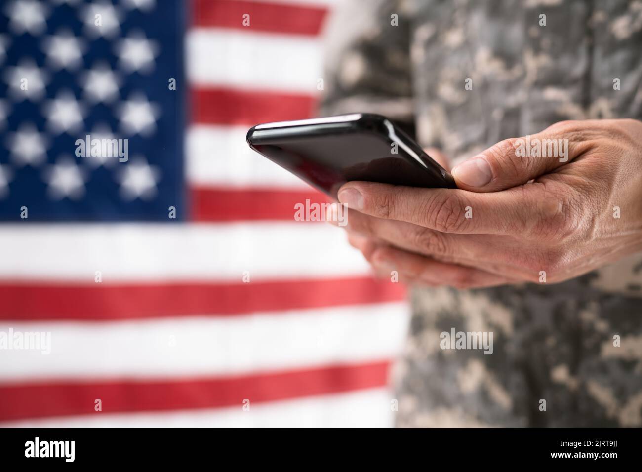 Soldat Mit Mobiltelefon. Militärische Kriegsspionage Stockfoto