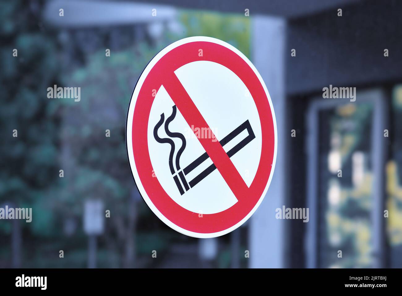 Rote runde Rauchverbot Schild mit Durchgestrichenen zigarette Symbol Stockfoto