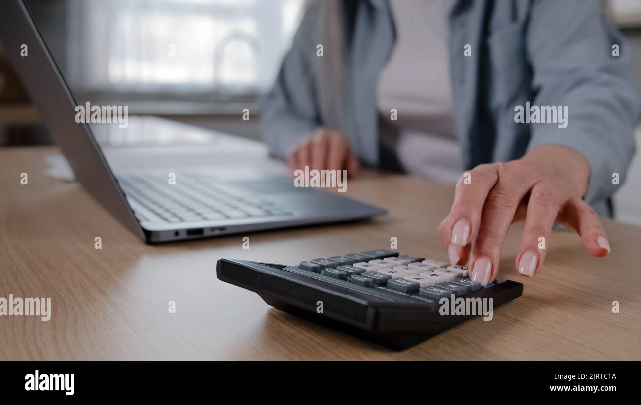 Close up weibliche faltige Hände von unbekannten reifen Frau Hausfrau berechnen Zahlen auf Rechner Zählen Finanzpapiere Dokumente Planung Budget Stockfoto