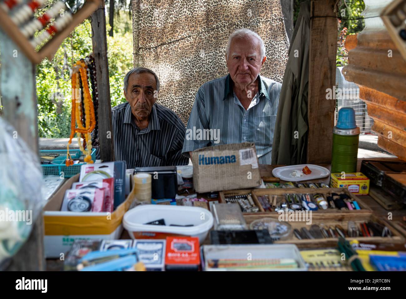 Zwei alte Verkäufer auf dem Flohmarkt in Tiflis Stockfoto