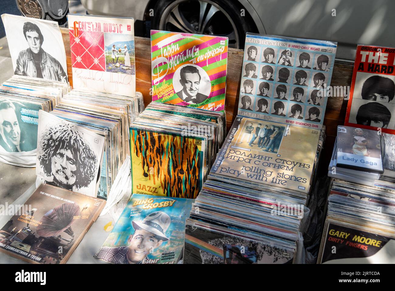Alte sowjetische Vinyls auf dem Flohmarkt in Tiflis Stockfoto