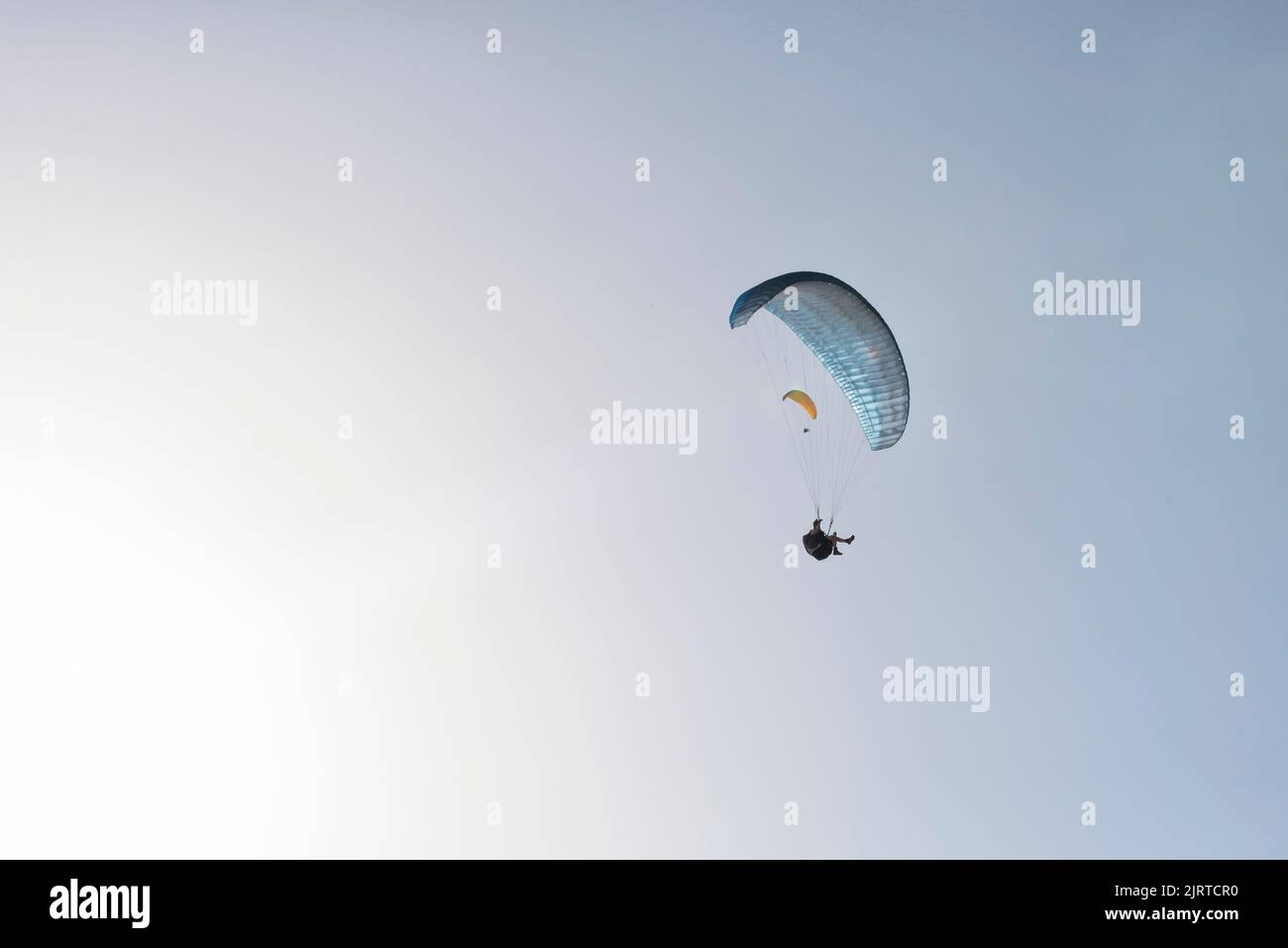 Gleitschirme in den Himmel Stockfoto