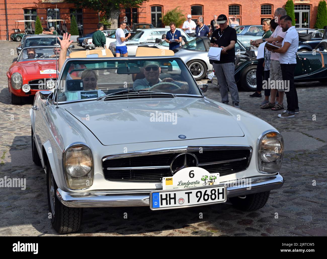 Nauen, Deutschland. 26. August 2022. Eine Mercedes Benz 280 SL Pagode (Baujahr 1968) startet beim ADAC Landpartie Classic auf dem Stober-Anwesen. Rund 100 Oldtimer von 33 Herstellern starten zum Oldtimer-Streifzug durch Havelland. Quelle: Bernd Settnik/dpa/Alamy Live News Stockfoto