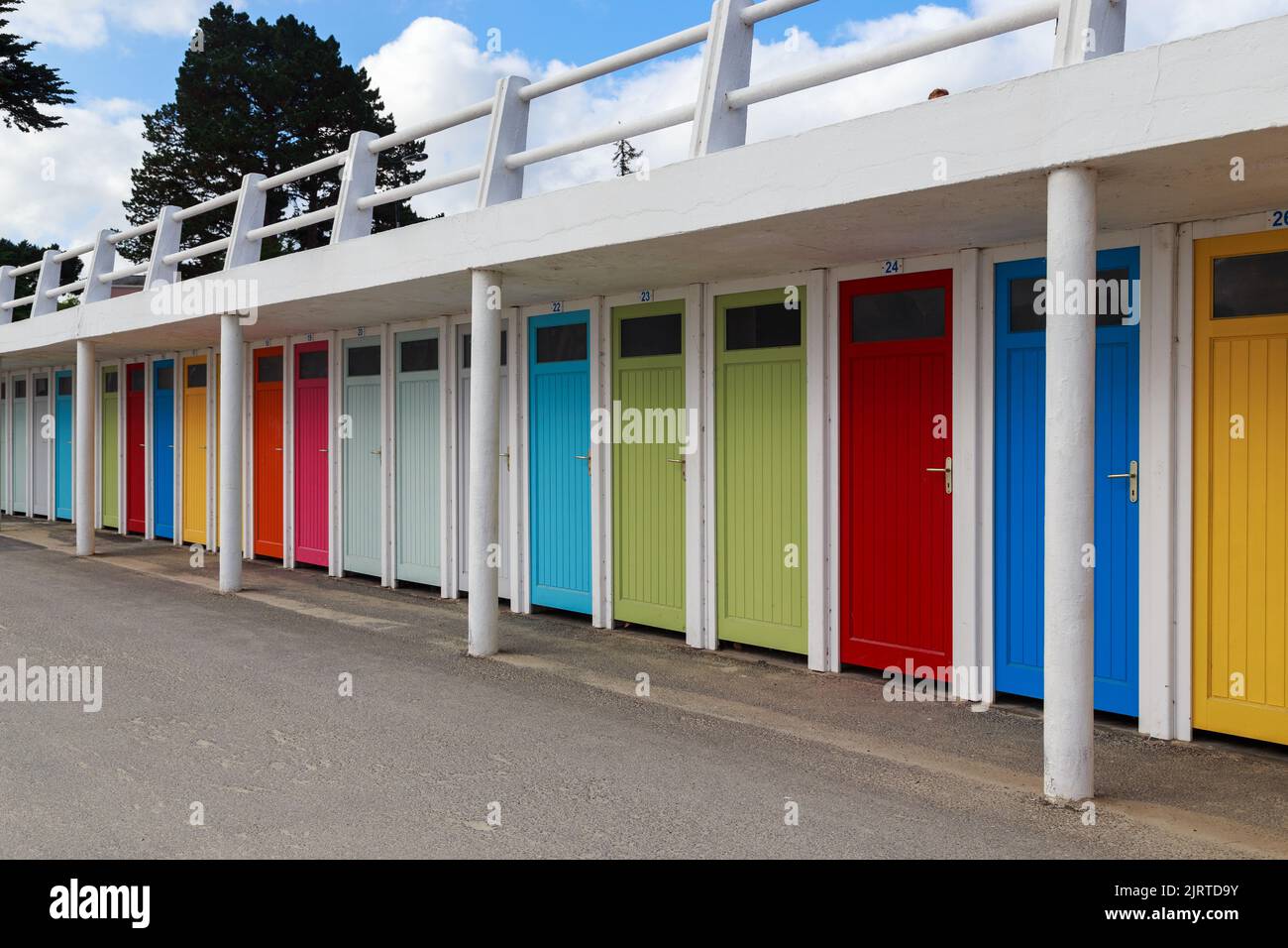 PERROS GUIRREC, FRANKREICH - 5. SEPTEMBER 2019: Das sind die fröhlichen, bunten Umkleidekabinetüren am städtischen Strand von Trestraou. Stockfoto