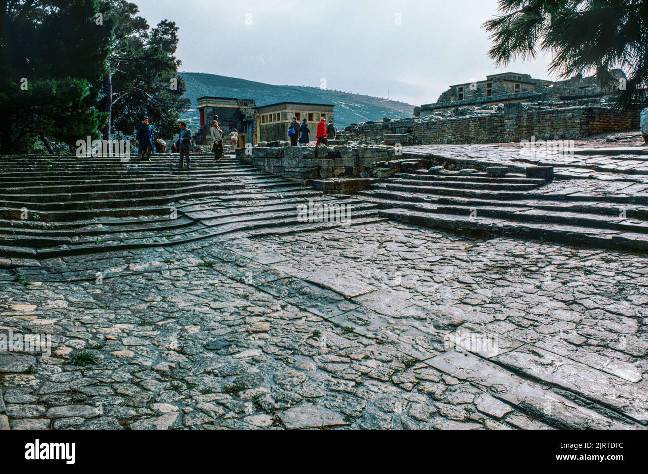 Theatergelände im Knossos Palast in der Nähe von Heraklion auf Kreta, der größten und bevölkerungsreichsten der griechischen Inseln, dem Zentrum der ersten fortgeschrittenen Zivilisation Europas. März 1980. Archivscan von einem Dia. Stockfoto