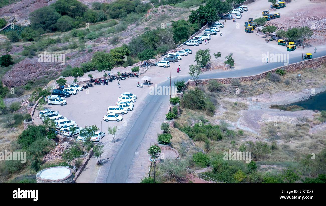 Desert Road, Parkplatz Bereich Draufsicht in Rajasthan indien von Jodhpur Fort Stockfoto