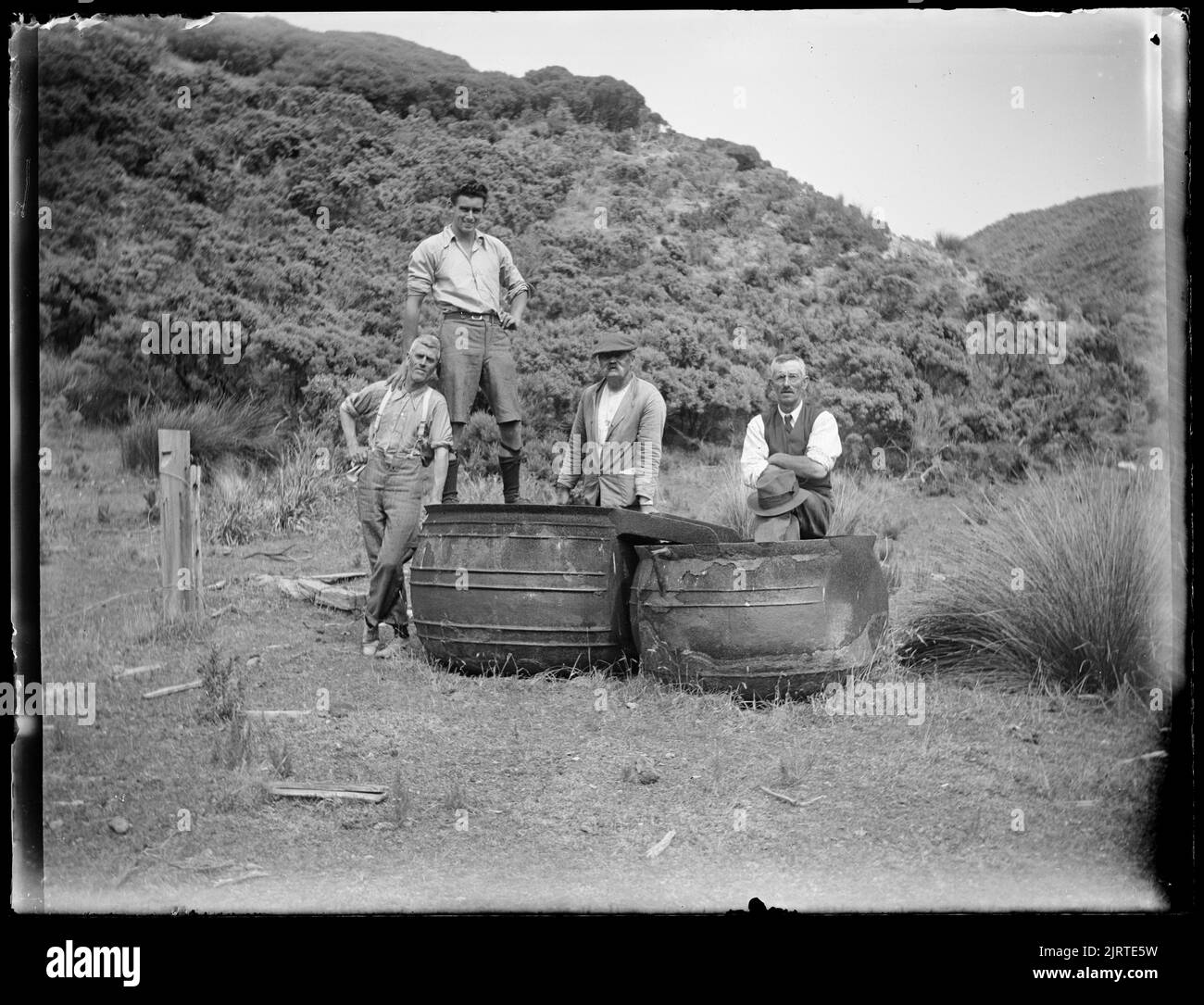 Relikte alter Walfangtage - Probentöpfe, die zum Abrudern des Blubbers verwendet werden, im Tal hinter der Wharekohu Bay, 26. Februar 1921, North Island, von Leslie Adkin. Schenkung des Gutsbesitzes der Familie G. L. Adkin, 1964. Stockfoto