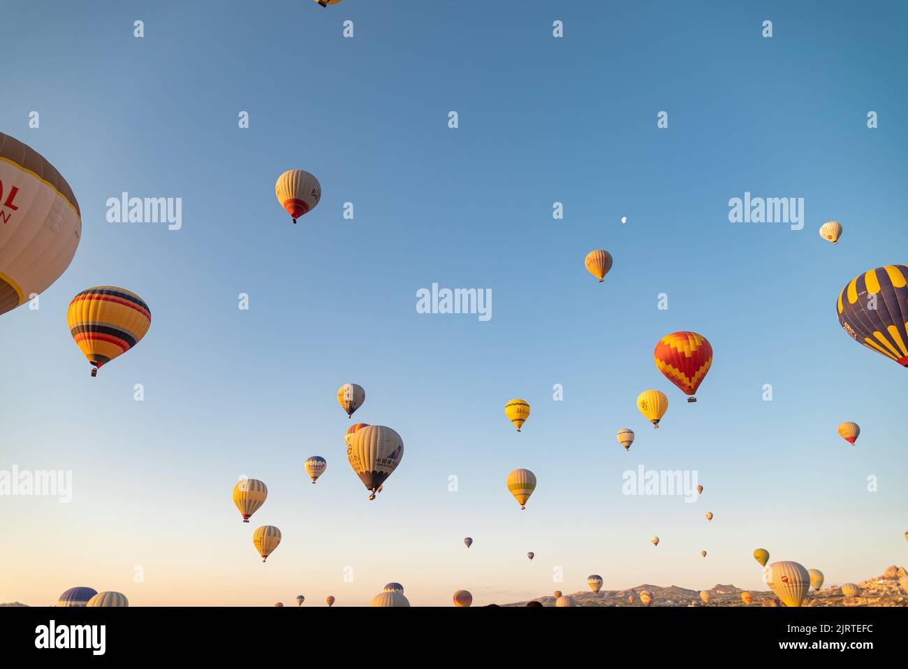 Schwebender Heißluftballon beim Sonnenaufgang in Goreme, Türkei Stockfoto