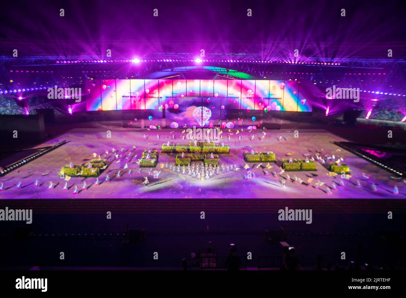 TAIZHOU, CHINA - 25. AUGUST 2022 - das Foto vom 25. August 2022 zeigt eine Probe für die Eröffnungszeremonie der Jiangsu Provinzspiele 20. in Taiz Stockfoto